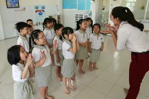 Cô trò Trường Mầm non Hạnh Thông Tây (quận Gò Vấp, TP.HCM) trong một giờ học tại lớp.