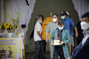 Thân nhân cùng chính quyền địa phương lo hậu sự cho các nạn nhân.