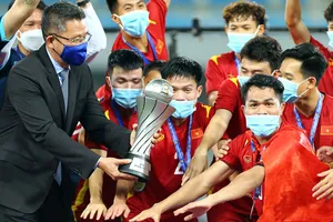 Xong việc rồi lại ai về nhà nấy và nhìn U-23 đàn anh đi đá giải quốc tế.