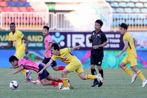 HLV Kiatisak lo đám trẻ nhà bầu Đức ngán bóng.