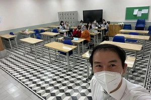 Thầy Trương Minh Đức chụp ảnh kỷ niệm với lớp học đặc biệt chỉ có tám học sinh.