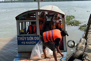 Sở GTVT yêu cầu các đơn vị vận tải hành khách đường thủy phải luôn nhắc nhở hành khách mặc áo phao khi di chuyển.
