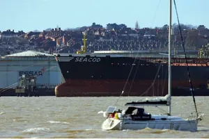 Một tàu chở dầu của Nga đậu gần nhà máy lọc dầu Stanlow ở Anh khi công nhân bến tàu từ chối bốc dỡ dầu Nga. Ảnh: