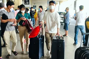 Ga quốc tế Cảng hàng không quốc tế Tân Sơn Nhất có khách trở lại sau thời gian dài yên ắng.