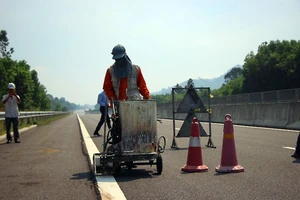 Cá nhân có hành vi tự ý làm sai lệch vạch kẻ đường có thể bị phạt đến 5 triệu đồng.