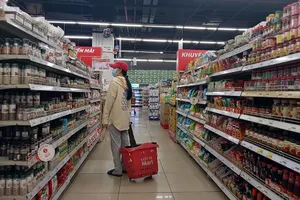  Nhiều mặt hàng thiết yếu từ lương thực, thực phẩm, tới xăng dầu liên tục tăng giá… khiến người dân phải thắt chặt chi tiêu.