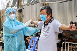 Y bác sĩ BV Phục hồi chức năng quận 8, TP.HCM hỗ trợ bệnh nhân vận động nhằm giảm di chứng hậu COVID-19.