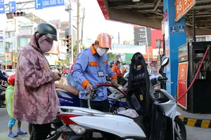 Nhiều ý kiến cho rằng việc giảm thuế tiêu thụ đặc biệt với xăng vào lúc này là rất phù hợp.