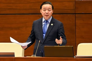 Bộ trưởng Bộ TN&MT Trần Hồng Hà đang trả lời chất vấn.