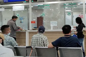 Người dân đến đăng ký khám chữa bệnh tại BV Quân y 175.