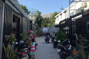 Hai dãy nhà kiên cố do ông H xây dựng rồi bán cho người dân bằng hình thức vi bằng.