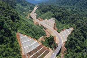 Đường cao tốc La Sơn - Túy Loan nhìn từ trên cao. Ảnh: HC