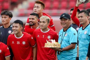 Một số cầu thủ lãn công trong hai ngày 7 và 8-4 tham gia tổ chức sinh nhật cho HLV Trần Minh Chiến ngay trên sân tập.