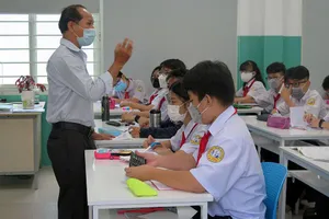 Học sinh Trường THCS Lạc Hồng trong một giờ học trực tiếp trên lớp.