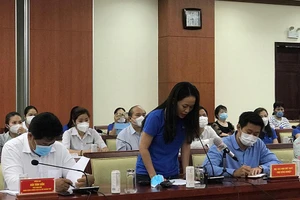 Cử tri Hà Thị Trang, đại diện người lao động, Công đoàn cơ sở Công ty TNHH MTV Daeyoung Electronics Vin, nêu vấn đề công nhân khó mua được nhà ở xã hội.