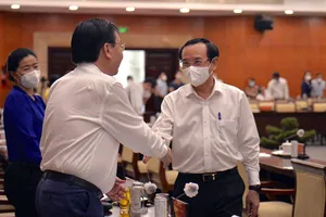 Bí thư Thành ủy TP.HCM Nguyễn Văn Nên trao đổi với các đại biểu bên lề hội nghị.