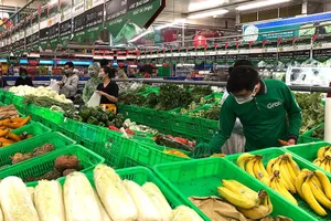 Người tiêu dùng mua hàng hóa và lấy hóa đơn vừa tránh thất thoát thuế, vừa dẹp được nạn hóa đơn giả. Ảnh: QH