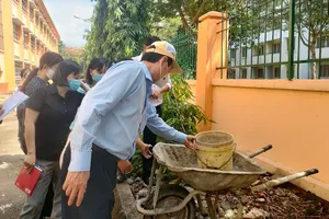 Đoàn giám sát hỗ trợ nhắc nhở người dân xử lý ngay vật chứa có nguy cơ phát sinh lăng quăng. 