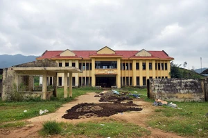 Khu nhà hành chính giữa khu đất dự án Nhà máy xi măng Nam Đông bị bỏ hoang.