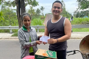 Anh Lưu trao tiền hỗ trợ cho một hoàn cảnh khó khăn.