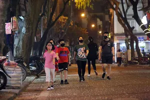 Người dân, du khách vẫn giữ thói quen sát khuẩn, đeo khẩu trang, tuân thủ các biện pháp phòng dịch khi tham gia không gian phố đi bộ quanh Hồ Gươm.