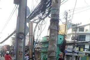 TP.HCM: Dây cáp nguy hiểm trên đường Cách Mạng Tháng Tám