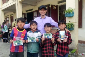 Anh Toại không quên lưu lại những hình ảnh đáng nhớ trong các chuyến đi làm thiện nguyện của mình.