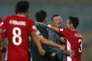 Cầu thủ Viettel tri ân HLV Trương Việt Hoàng sau chức vô địch V-League.