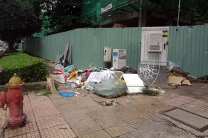 Bãi rác gần tủ điện gây nguy hiểm