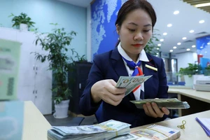 Một số ngân hàng cho biết sẽ kiểm soát chặt chẽ hơn việc chuyển tiền ra nước ngoài.