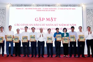 Chủ tịch nước Nguyễn Xuân Phúc tặng quà lưu niệm cho các tổng biên tập, trưởng các cơ quan báo chí, nhà báo tiêu biểu trên địa bàn TP.HCM.