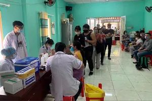 Rất đông người dân phường Hiệp Bình Chánh, TP Thủ Đức chờ tiêm vaccine ngừa COVID-19 mũi nhắc lại.