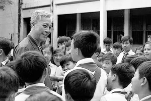 Đồng chí Mai Chí Thọ, Ủy viên Ban chấp hành Trung ương Đảng, Phó Bí thư Thành ủy, Phó Chủ tịch UBND TP.HCM, dự khai giảng năm học 1977-1978 của Trường Lý Tự Trọng hồi tháng 9 -1977.