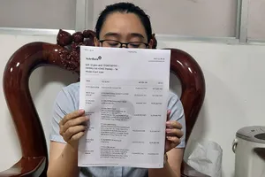 Chị DTHT sao kê toàn bộ số tiền mà chị đi vay mượn bạn bè, họ hàng để chuyển cho nhóm lừa đảo.