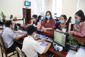 Bộ Nội vụ yêu cầu các địa phương sắp xếp tổ chức bộ máy gắn với tinh giản biên chế, giảm số người hưởng lương từ ngân sách nhà nước.