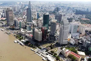 Khu đất vàng số 2-4-6 Hai Bà Trưng, quận 1, TP.HCM (góc bìa phải) dự định xây siêu khách sạn 6 sao vẫn là bãi cỏ hoang sau nhiều năm chuyển nhượng.