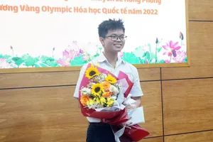 Nguyễn Việt Phong đã nhận được 150 triệu đồng tiền thưởng từ Sở GD&ĐT TP.HCM.