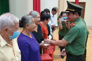 Ban giám đốc Công an TP.HCM tặng quà các mẹ Việt Nam anh hùng, các gia đình liệt sĩ ANT4 Cụm Vĩnh Lộc - Bình Chánh, những anh hùng Lực lượng vũ trang nhân dân trong Công an TP. 