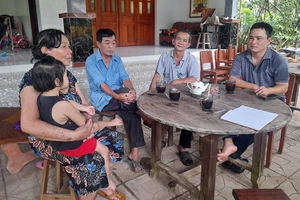 Nhiều người dân địa phương không đồng tình đóng góp 35 triệu đồng/hộ.