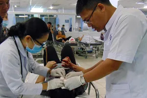 Nhân viên y tế đang cấp cứu trường hợp tai nạn.