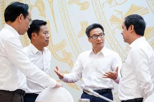 Phó Thủ tướng Vũ Đức Đam trao đổi cùng các đại biểu dự hội nghị trực tiếp tại Trung tâm Hội nghị Quốc gia.