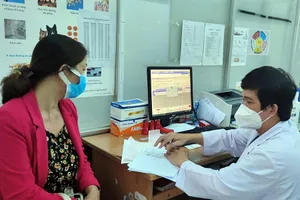 Bác sĩ đang khám bệnh tại BV quận Phú Nhuận.