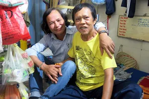 Tác giả và nhạc sĩ Vinh Sử trong “căn ngách” chật chội của ông.