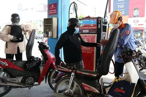 Với việc năm lần giảm liên tiếp khiến giá xăng rớt xuống mốc 24.000 đồng/lít, từ đó kỳ vọng hạ nhiệt lạm phát. Trong ảnh: Người dân đổ xăng tại một cây xăng ở quận Bình Thạnh, TP.HCM.