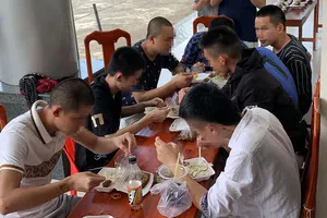 Những người liều mình bơi qua sông Bình Di về Việt Nam được cơ quan chức năng cho ở tạm tại xã Đa Phước, huyện An Phú, An Giang.