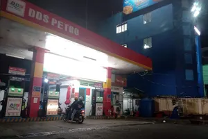 Tại một cửa hàng xăng dầu ở quận Gò Vấp, khách hàng vừa ghé vào lại vội quay ra vì hết xăng. (Ảnh chụp lúc 19 giờ 40 ngày 24-8)