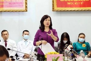 Quyền Bộ trưởng Bộ Y tế làm việc với BV Chợ Rẫy vào chiều 25-8.