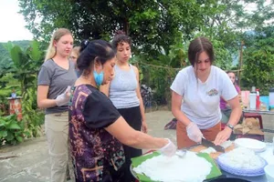 Du khách trong và ngoài nước trải nghiệm các sản phẩm du lịch cộng đồng tại xã Hòa Bắc.