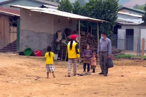 Nhiều học sinh ở xã Đắk R’măng chưa được đến lớp.