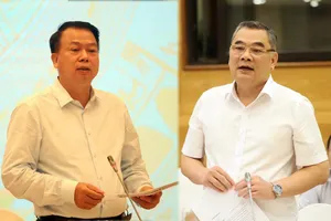 Thứ trưởng Bộ Tài chính Nguyễn Đức Chi và Trung tướng Tô Ân Xô trả lời tại cuộc họp báo Chính phủ vào chiều tối 6-9. 